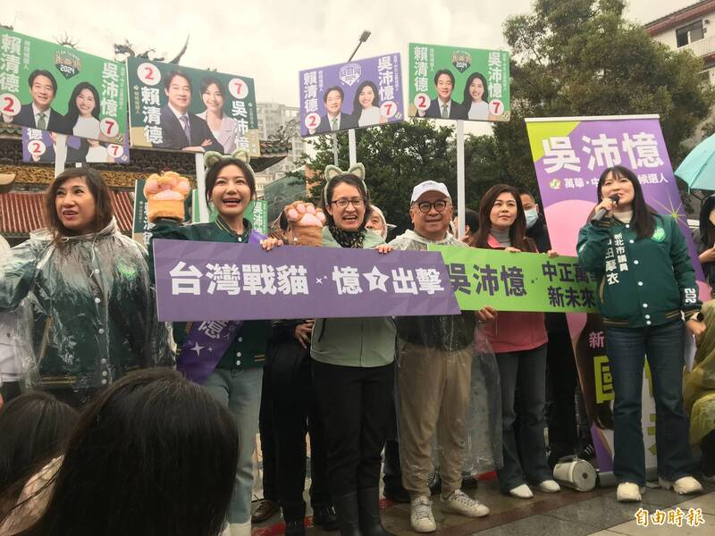 民進黨副總統候選人蕭美琴到萬華龍山寺，輔選台北市立法委員候選人吳沛憶。（記者陳奕劭攝）