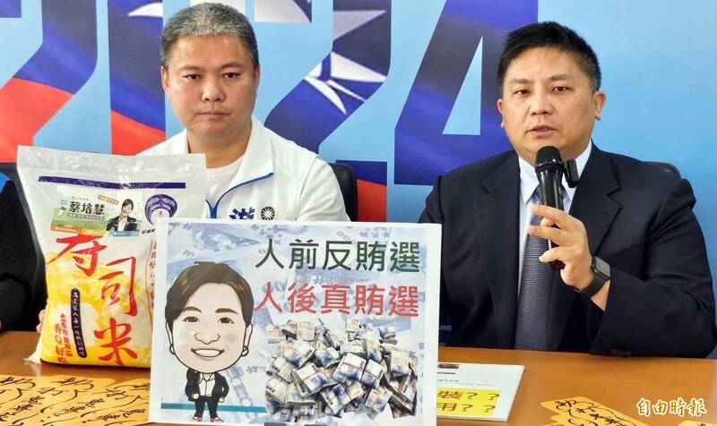 南投縣二選區國民黨立委候選人游顥競選總幹事蔡宜助（左）及不分區立委候選人、前南投地檢署檢察官吳宗憲（右），召開記者會指控民進黨立委候選人蔡培慧涉嫌送白米賄選。（記者謝介裕攝）