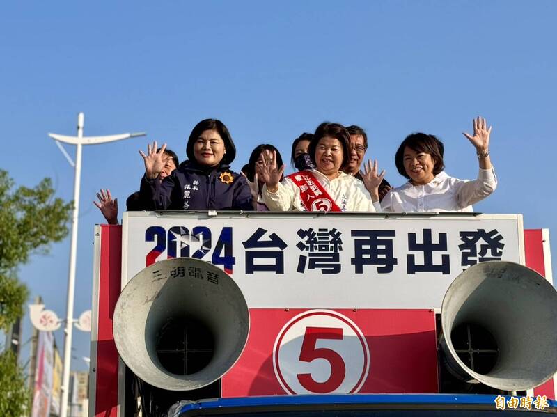 國民黨嘉市立委候選人張秀華（中）今天下午由嘉義市長黃敏惠（右）及雲林縣長張麗善（左）陪同，共同站上戰車進行車隊掃街拜票。（記者丁偉杰攝）