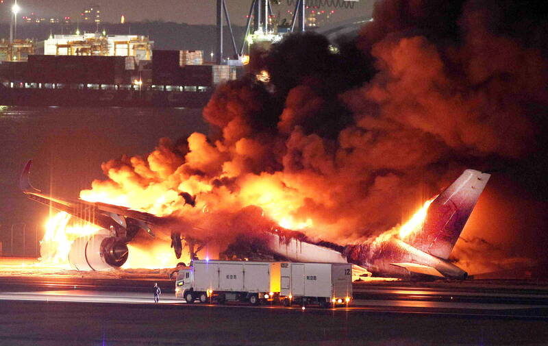 東京羽田機場2日發生飛機相撞事故，造成日航516班機發生大火、海上保安廳飛機5死1重傷。今日本國土交通省公開航管通訊紀錄，證實海保機未獲「起飛許可」！（歐新社）