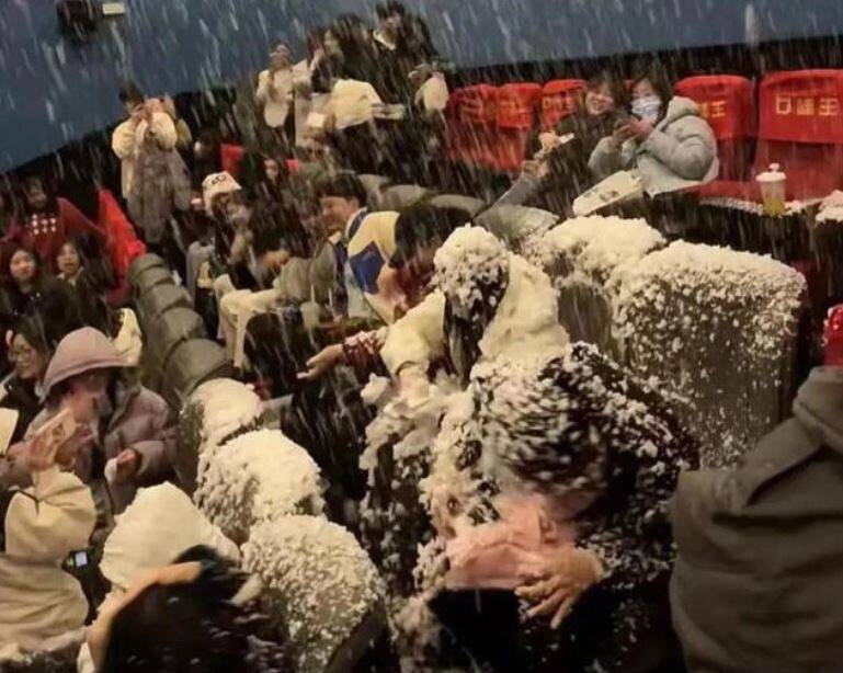 中国影院配合剧情放出飘雪，不料因施放不当成为「雪崩」，许多观众浑身泡泡相当狼狈。（图撷自微博）(photo:LTN)