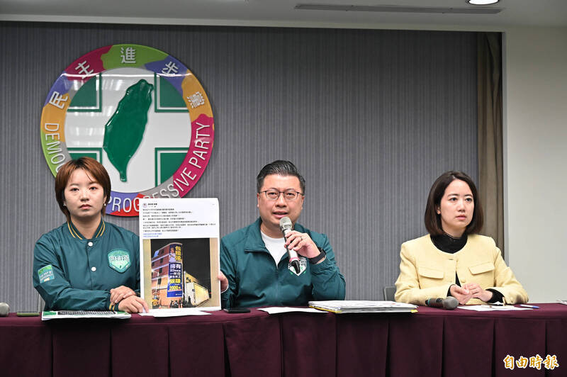 民進黨3日召開「協尋侯市長」電視CF發布記者會，發言人張志豪（中）、戴瑋姍（右）、新北市議員黃淑君（左）出席發表言論。（記者塗建榮攝）