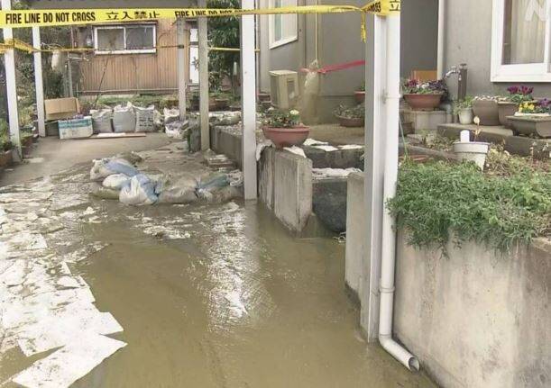 疑似受地震影響，新潟市秋葉區滝谷町一處住宅地噴湧出混有原油的泥漿。（圖翻攝自X平台）