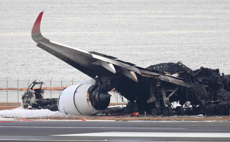 日航編號516客機遭大火吞噬後僅剩一具殘骸。（歐新社）