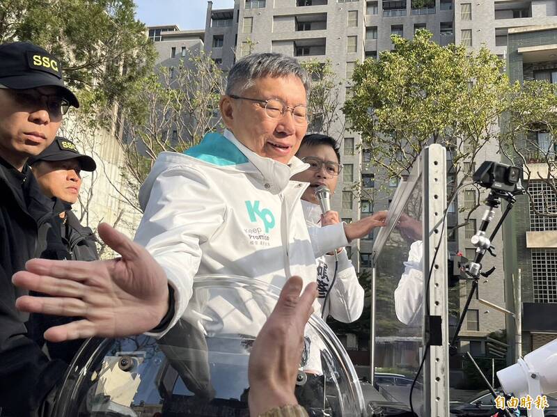 民眾黨總統候選人柯文哲今（4）回到新竹家鄉大催票，上午先在新竹縣竹北市車隊掃街，與支持者握手致意。（記者廖雪茹攝）