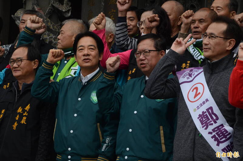 民進黨總統候選人賴清德、行政院副院長鄭文燦、桃園市第1選區立委候選人鄭運鵬，到龜山區壽山巖觀音寺參香。（記者鄭淑婷攝）