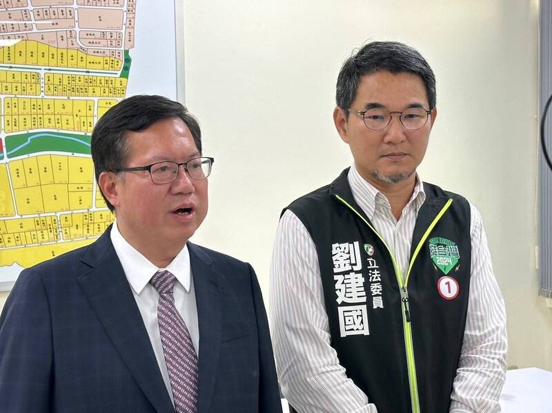 立委劉建國向行政院副院長鄭文燦爭取古坑老人多功能活動中心，及莿桐甘厝活動中心建設經費，鄭文燦允諾全力支持。（劉建國競總提供）