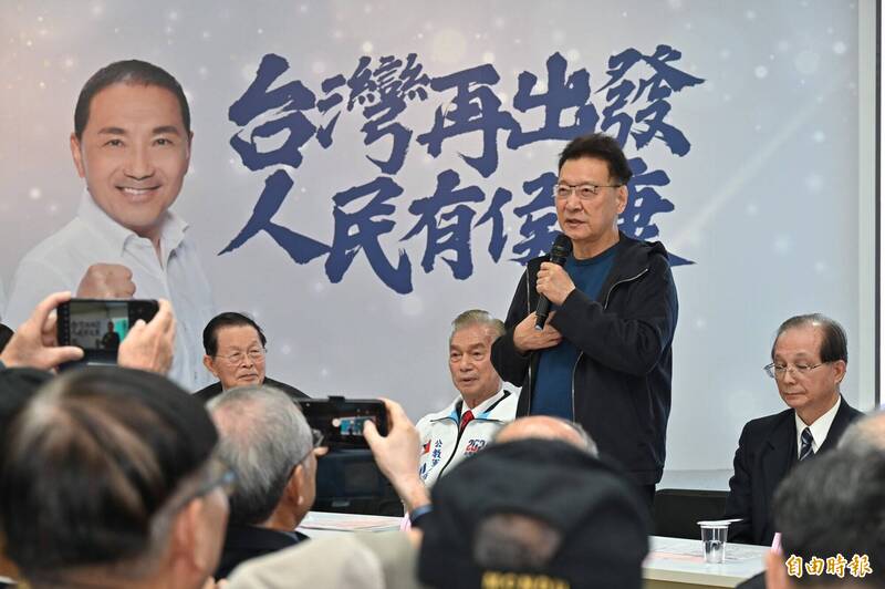 國民黨副總統候選人趙少康4日參加全國文化界暨學界力挺侯友宜造勢活動，並於會前受訪。（記者塗建榮攝）