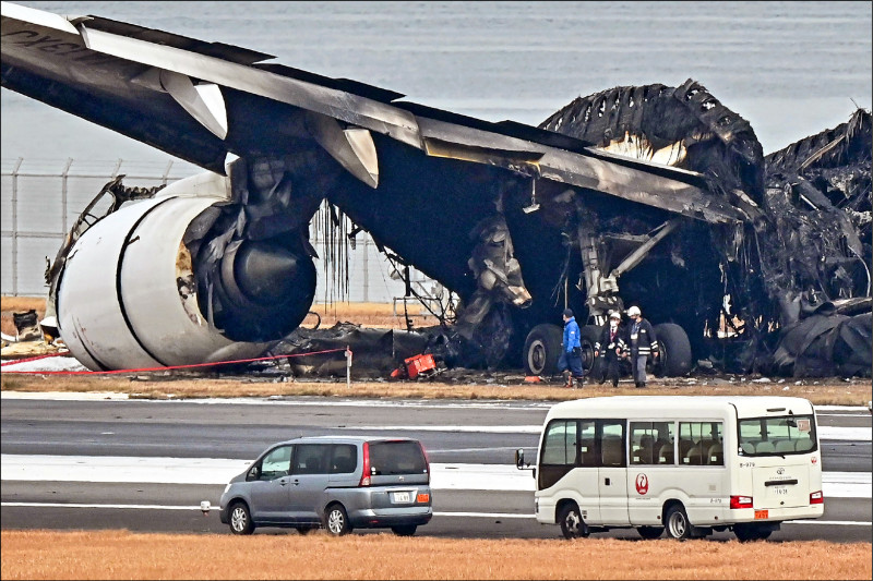 日本东京羽田机场2日晚间发生民航机冲撞海上保安厅飞机的严重事故，造成5人丧生。日本航空4日宣布，该架空巴A350客机在事故中被烧毁，估计将产生约150亿日圆（约33亿台币）的营业损失，这部分预计由保险理赔。（法新社）(photo:LTN)