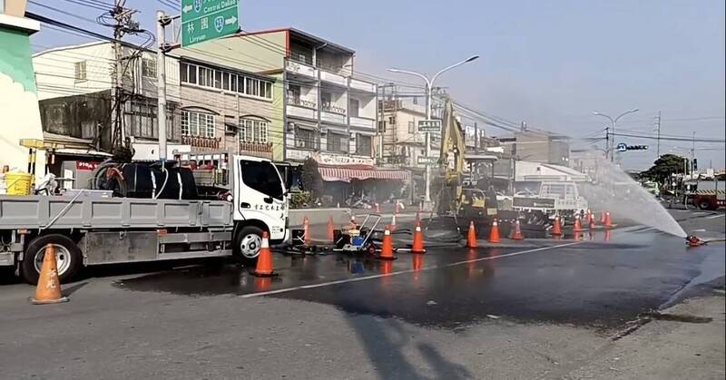 高雄市大寮區發生瓦斯外洩，消防人員灑水稀釋瓦斯濃度。（民眾提供）