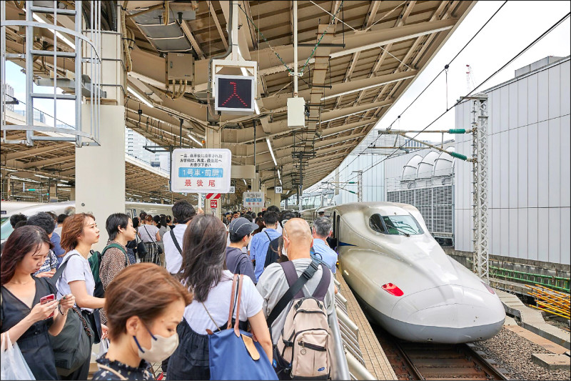 日本各铁路公司利用人工智慧来改善失物招领的效率。图为去年8月旅客在东京车站月台排队，等候搭乘新干线列车。（彭博社）(photo:LTN)