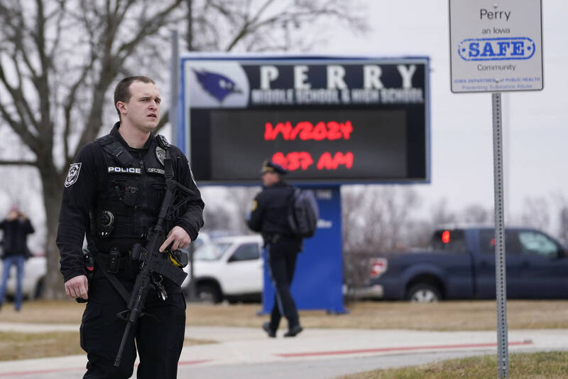 美国爱荷华州培里市培里中学（Perry High School）学生今天结束寒假返校上课，却发枪击案，多人受伤。（美联）(photo:LTN)