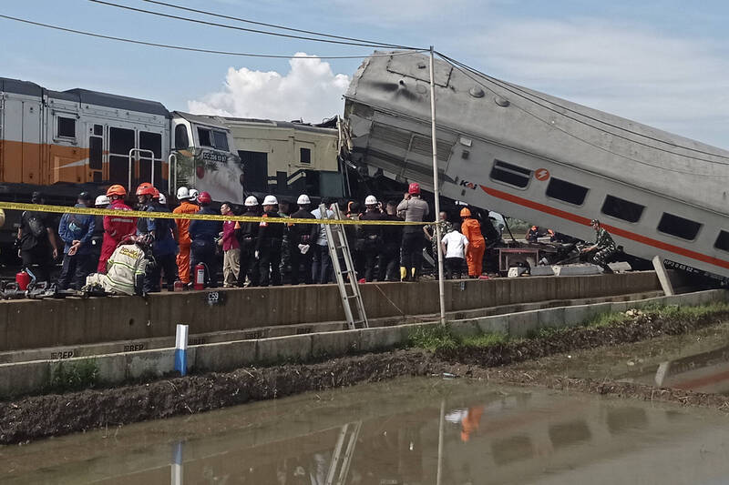 印尼爪哇省惊传火车相撞事故，目前警方证实已有3名工作人员确定罹难。（美联社）(photo:LTN)
