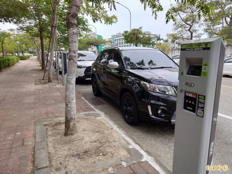 原PO好奇詢問，為何常有人已停好車，卻仍獨自在車內待一段時間。停車示意圖。（資料照）