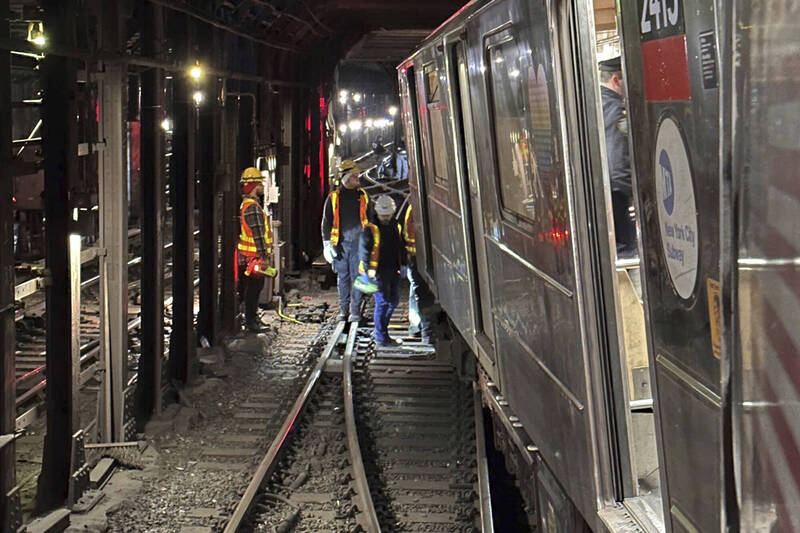 美國紐約地鐵週四驚傳列車擦撞導致出軌事故，目前傳出有24人受傷，由於正值下班尖峰時間，也造成交通混亂。（美聯社）