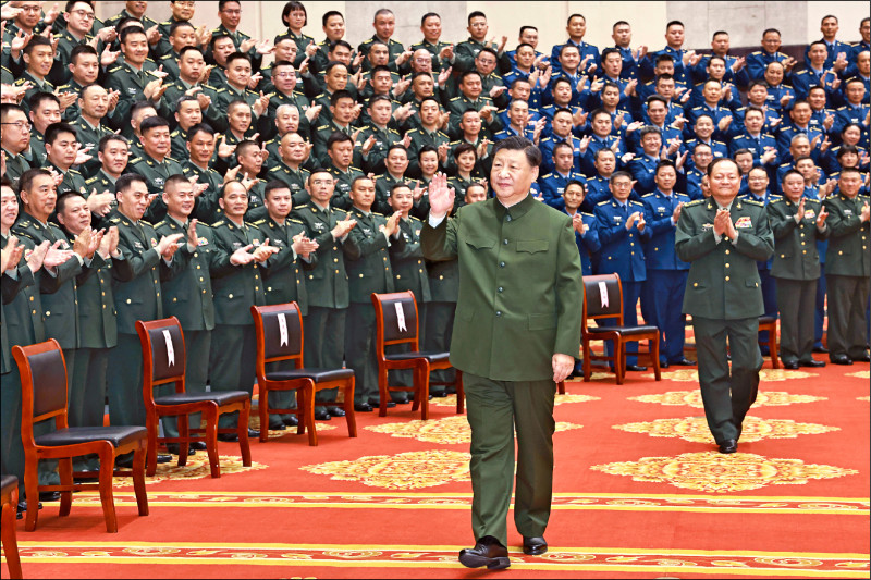 中國國家主席習近平近期大規模肅清軍方高層,外媒認為此現象讓解放軍現代化及備戰能力受到質疑。圖為習近平去年十二月巡視廣西壯族自治區期間會見南寧駐軍高階官員。(歐新社檔案照) 中國國家主席習近平近期大規模肅清軍方高層,外媒認為此現象讓解放軍現代化及備戰能力受到質疑。圖為習近平去年十二月巡視廣西壯族自治區期間會見南寧駐軍高階官員。(歐新社檔案照)