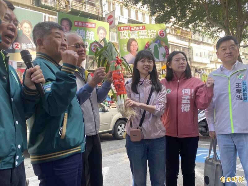 台北市第四選區（內湖、南港）立委高嘉瑜今上午找民進黨台北市競選總部主委陳時中到東湖市場掃街拜票。（記者楊心慧攝）