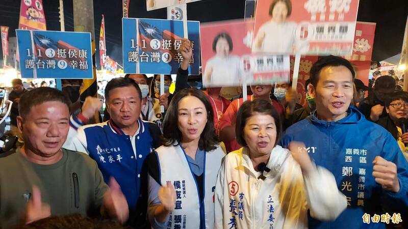 韓國瑜妻子李佳芬陪國民黨嘉義市立委候選人張秀華到湖美夜市拜票，呼籲將認真努力的民代送進國會。（記者林宜樟攝）