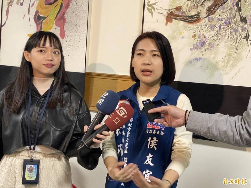 徐巧芯今天下午在台北市議會舉辦客家後援會活動並接受媒體採訪。（記者楊心慧攝）