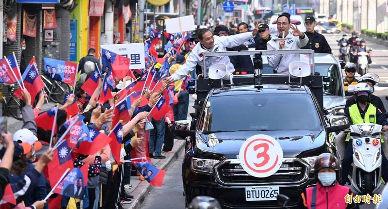 國民黨主席朱立倫今上午陪同國民黨總統候選人侯友宜在板橋區車隊掃街，並在總部前造勢。（記者劉信德攝）