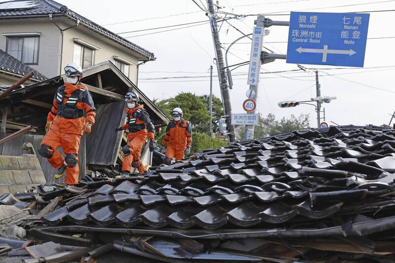 震後72小時黃金救援時間早已遠遠過去，日本搜救人員仍不永棄救援。（美聯）