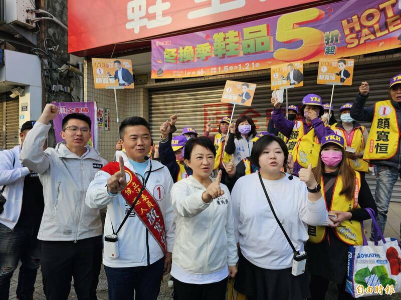 台中市長盧秀燕陪同中二選區立委候選人顏寬恒沙鹿市場掃街拜票。（記者歐素美攝）