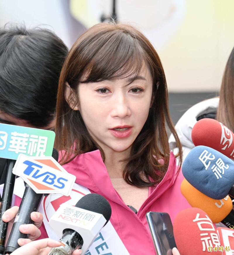 民進黨台北市立委第7選區（信義、南松山）候選人許淑華今（7）天受訪表示，女性政治人物把生命、青春都奉獻在政治途上，為人民打拚，私領域不該被拿來揶揄、嘲諷。 （記者方賓照攝）