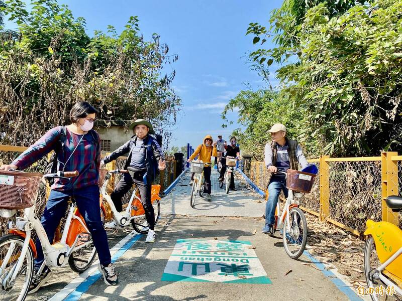 台江社大師生今騎遊國家綠道，倡議1日綠色生活，行經八掌溪也關切嘉南大圳渡槽保存，希望橋梁整建時也能配合修復維護。（記者王涵平攝）