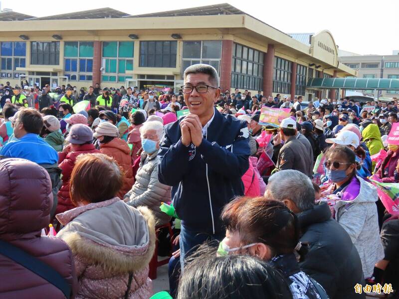 楊曜現身會場，與支持者打招呼，展現親民作風。（記者劉禹慶攝）