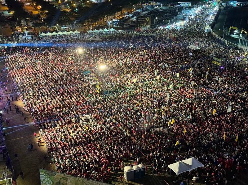 賴蕭勝選之夜高雄場18時55分啟動，主持人宣布開場已逾5萬人，部分人潮溢出場外。（賴蕭競總提供）