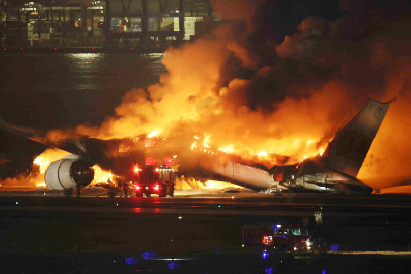 东京羽田机场2日发生重大意外，日本航空（JAL）一架编号516客机与海上保安厅航机严重擦撞，导致机身起火。（欧新社）(photo:LTN)