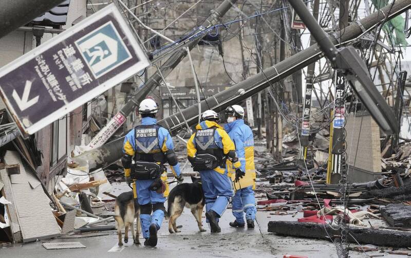 日本石川縣能登半島大地震，在重災區珠洲市有90多歲的老嫗受困124小時獲救，目前已恢復到可以說話。能登強震搜救隊示意圖。（美聯社）