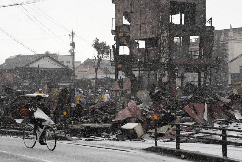 地震受创最严重的轮岛市，今（7日）开始降雪，对于救援工作增添困难。（美联社）(photo:LTN)