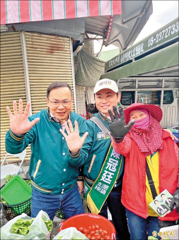 民進黨不分區立委候選人王義川（左）到嘉義縣溪口鄉拜票時和粉絲合影。（記者蔡宗勳攝）