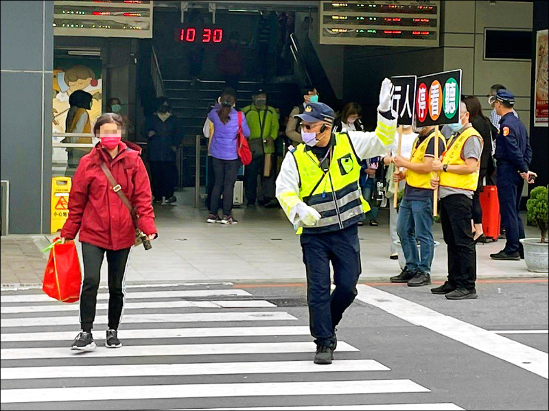 為了洗刷「行人地獄」之名，警方加強交通宣導。圖為示意圖，圖中人物與新聞事件無關。（彰化縣警局提供）