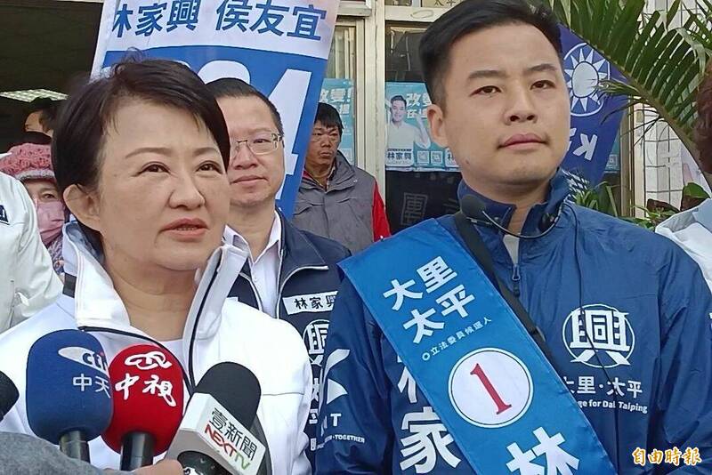 外傳國民黨侯趙配若勝選將接任閣揆，盧秀燕（左）表示今晚在台中烏日舉辦的侯友宜造勢晚會上將公開跟大家說明。（記者陳建志攝）