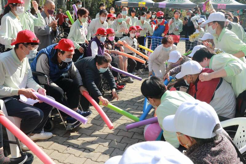 台中慈濟護理之家舉行樂活運動會，住民展現平日職能復健成果。（慈濟提供）