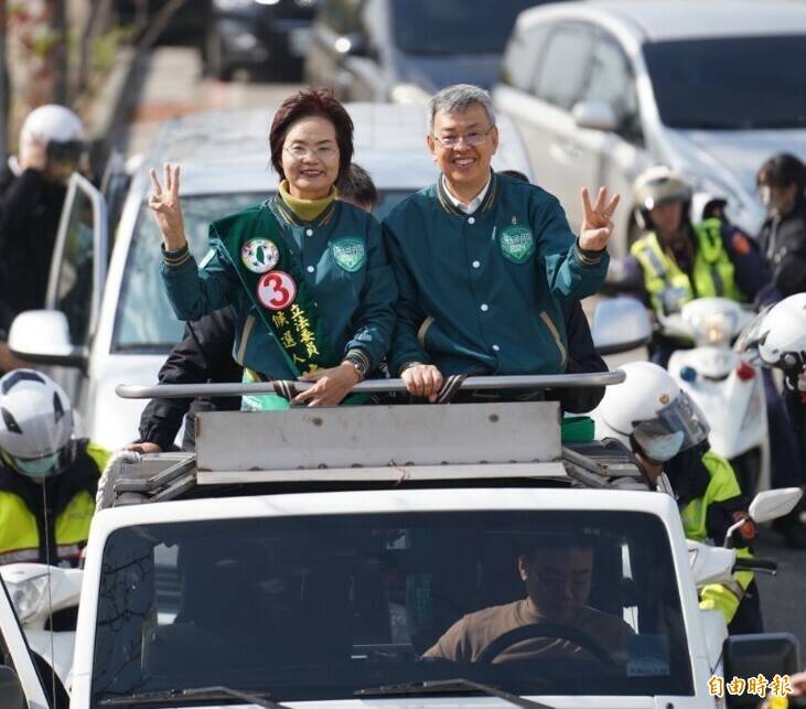 行政院長陳建仁（右）到彰化，陪同第四選區立委候選人陳素月（左）在田中地區車掃拜票。（記者陳冠備攝）