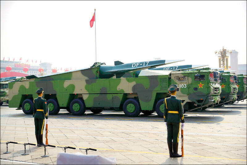 美国情报显示，中国军方贪腐成风，甚至飞弹装填的是水而非燃料。图为中国东风-17弹道飞弹。（美联社资料照）(photo:LTN)