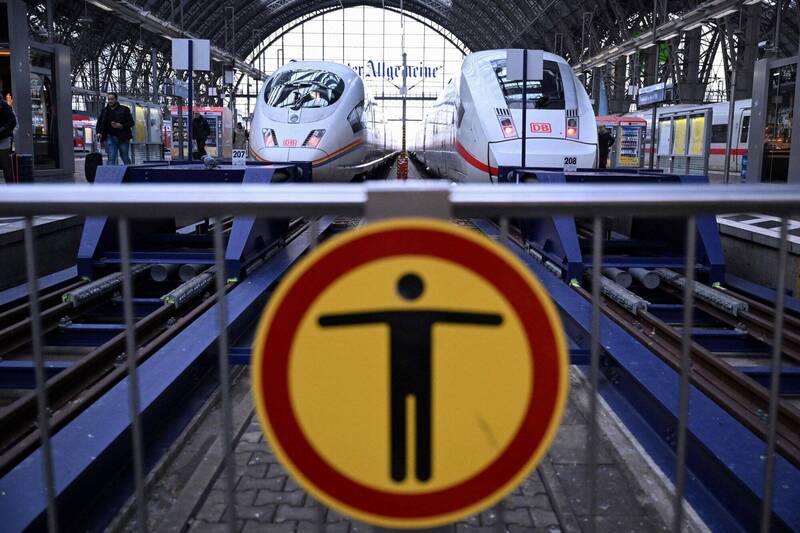 德国火车司机工会（GDL）宣布将自10日起罢工3天。图为法兰克福车站的德铁ICE列车。（法新社资料照）(photo:LTN)