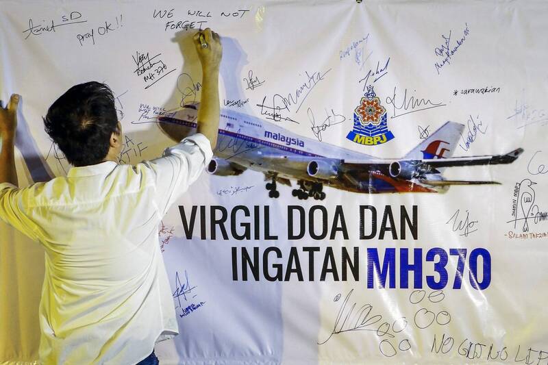 马来西亚航空MH370航班2014年3月8日起飞后不久便失踪，机上239人下落不明，专家认为飞机就在一处没有找过的新区域，只要展开搜索最快10天就能找到。图为MH370纪念活动。（欧新社）(photo:LTN)