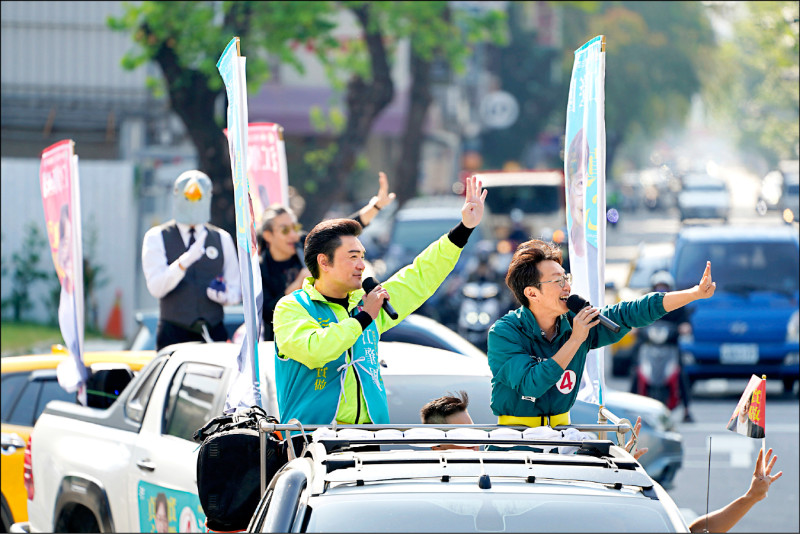 江肇國由網紅陪同車掃。（江肇國提供）