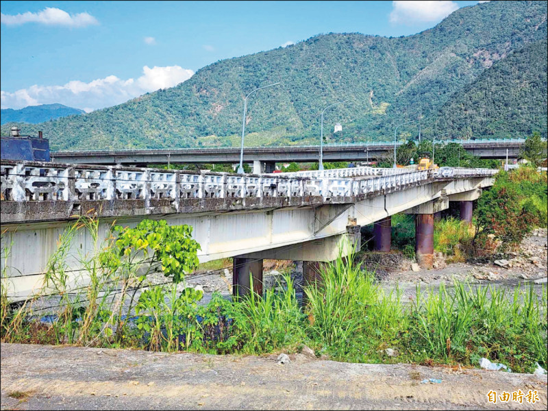 埔里鎮守城橋已嚴重下陷變形成為危橋必須改建，日前便道工程完成發包，公所盼趕農曆春節完工通行。（記者佟振國攝）