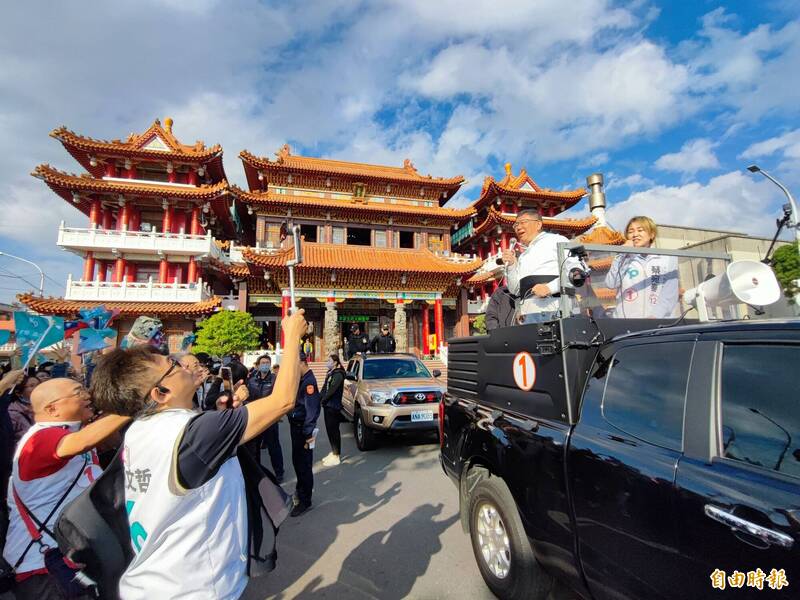 選戰進入倒數，民眾黨總統候選人柯文哲繼續在台南車隊掃街。（記者吳俊鋒攝）