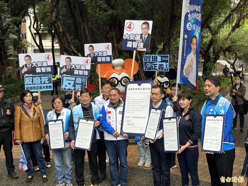 國民黨總統候選人侯友宜今天簽署公約，也呼籲對手賴清德，喚回良知，即可找回公平正義。 （記者蔡思培攝）