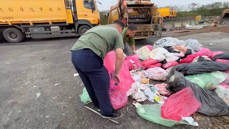 民眾遺失紀念婚戒，心急如焚，淡水區清潔隊員協助翻垃圾尋找。（新北市環保局提供）