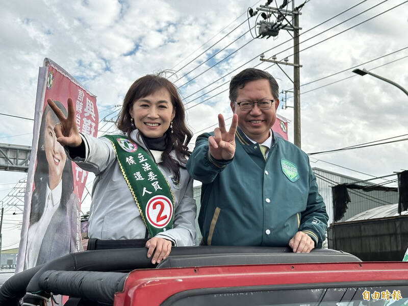 行政院副院長鄭文燦（右）陪同民進黨立委候選人林宜瑾（左）展開車隊遊行。（記者劉婉君攝）