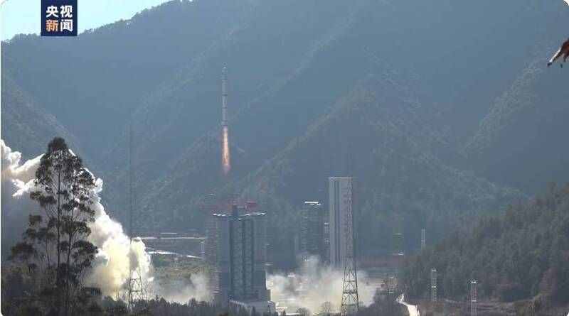 中國9日下午發射衛星，因其軌跡通過台灣南部上空，我國國防部發送國家級警報。（圖擷自微博《央視軍事》）