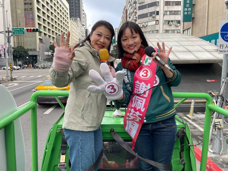 民進黨立委林楚茵今陪同台北市第三選區民進黨立委候選人謝佩芬進行車隊掃街。（謝佩芬團隊提供）