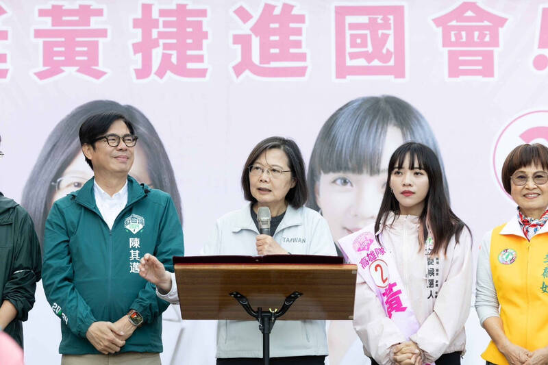 蔡英文南下參拜祈福關心黃捷選情，台灣人要用選票選擇民主自由的路。（黃捷競總提供）